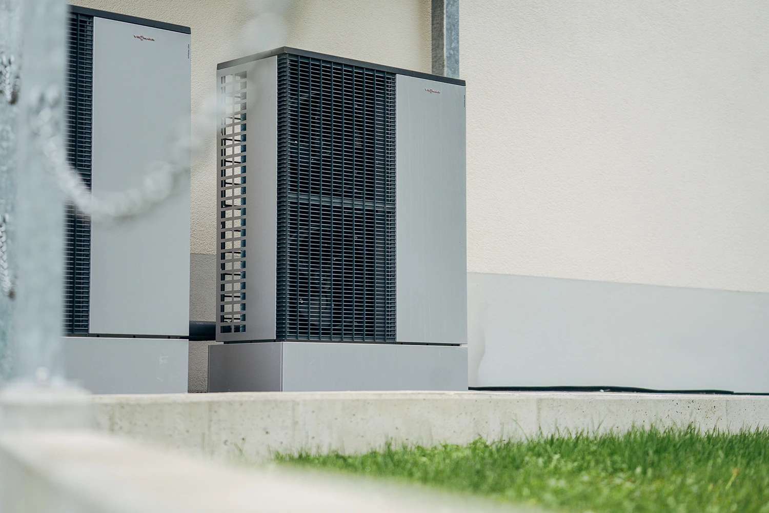 Wärmepumpe im Garten nach einem abgeschlossenen Projekt