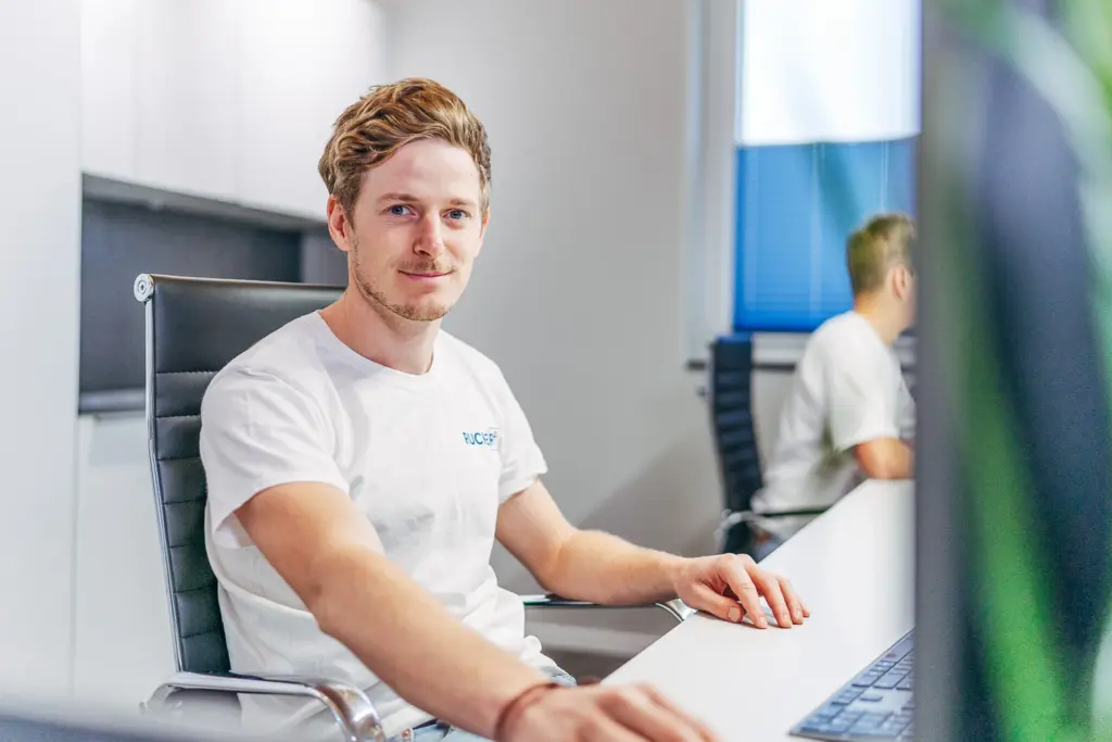 Bauplanung im Büro durch Ingenieur bei Rucker IB am Arbeitsplatz