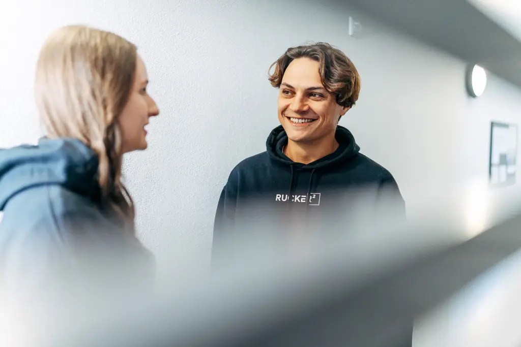 Beratungsgespräch zur Bauplanung im Büro