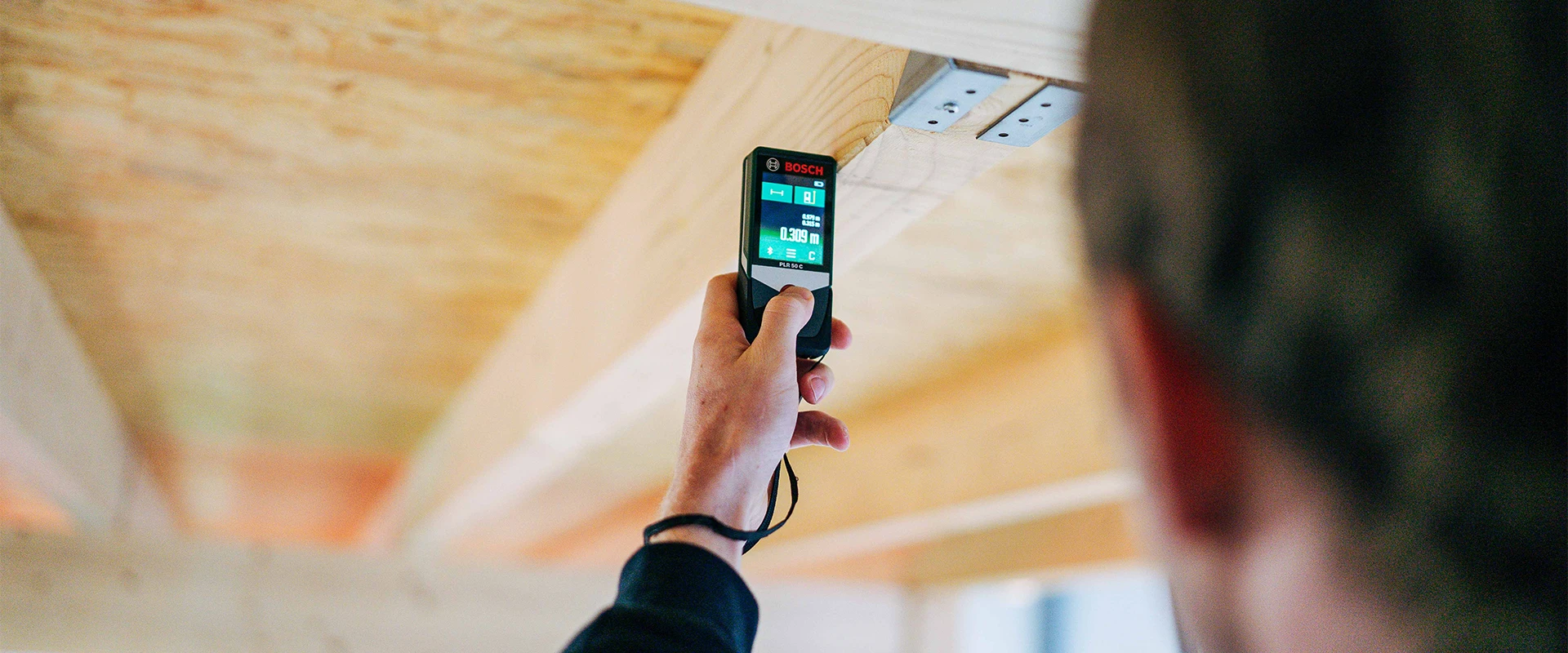 Energieberatung bei Holzbalkendecke mit Messgerät durch Rucker IB
