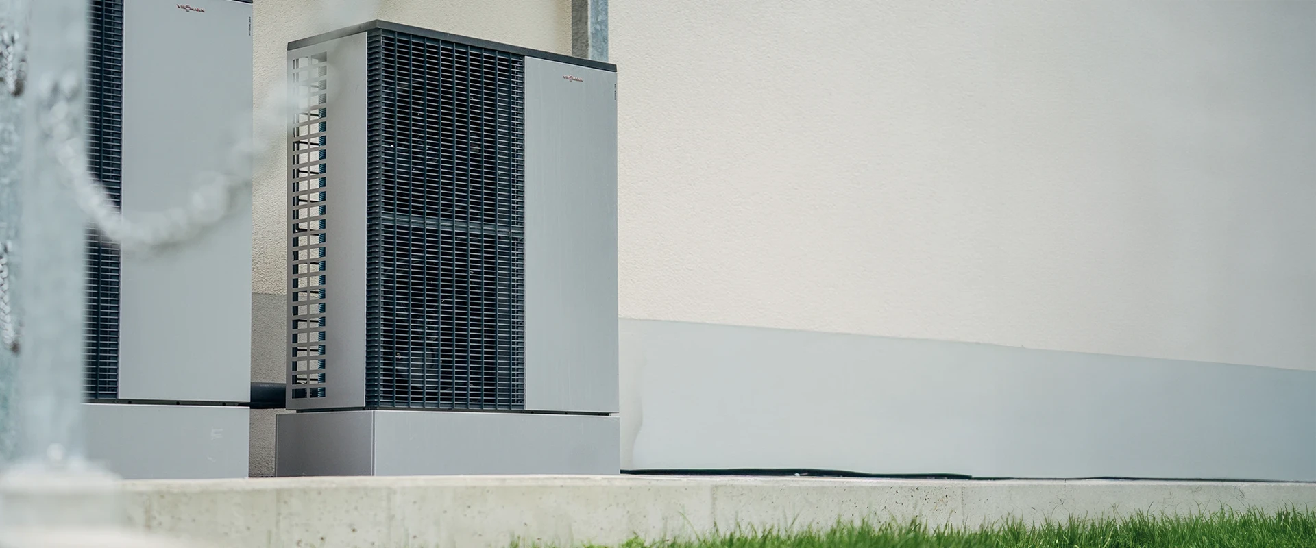 Außenaufnahme Wärmepumpe an Wohngebäude