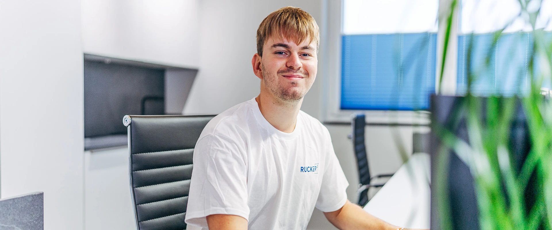 Tim König am Büroarbeitsplatz Energieberatung