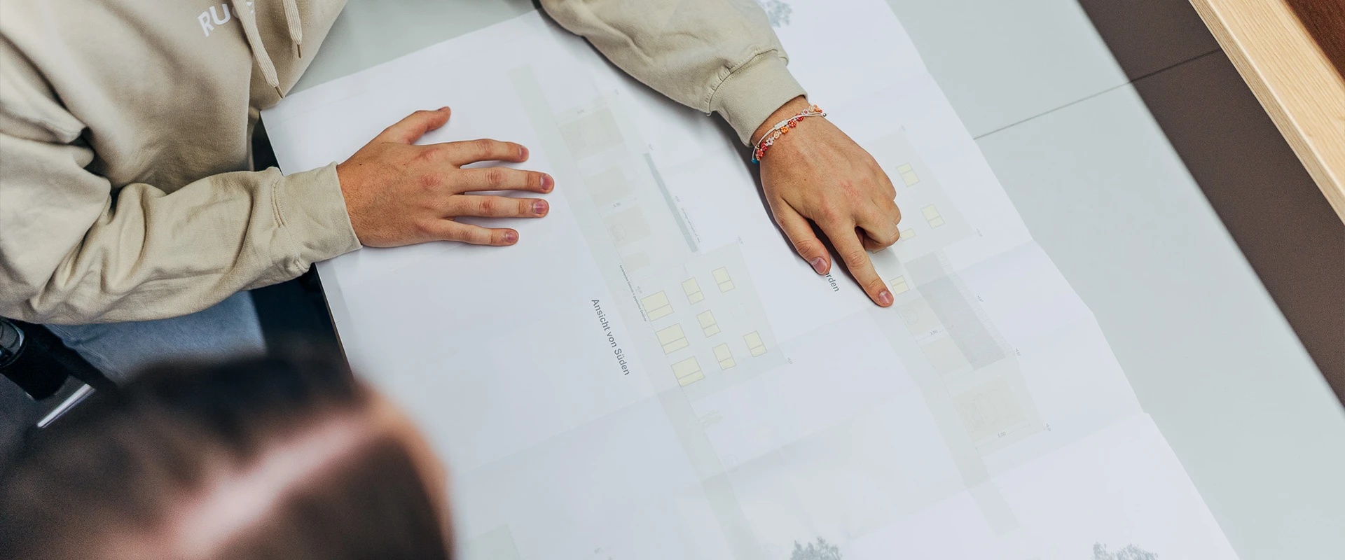 Baubegleitung bei der Kontrolle von Bauplänen