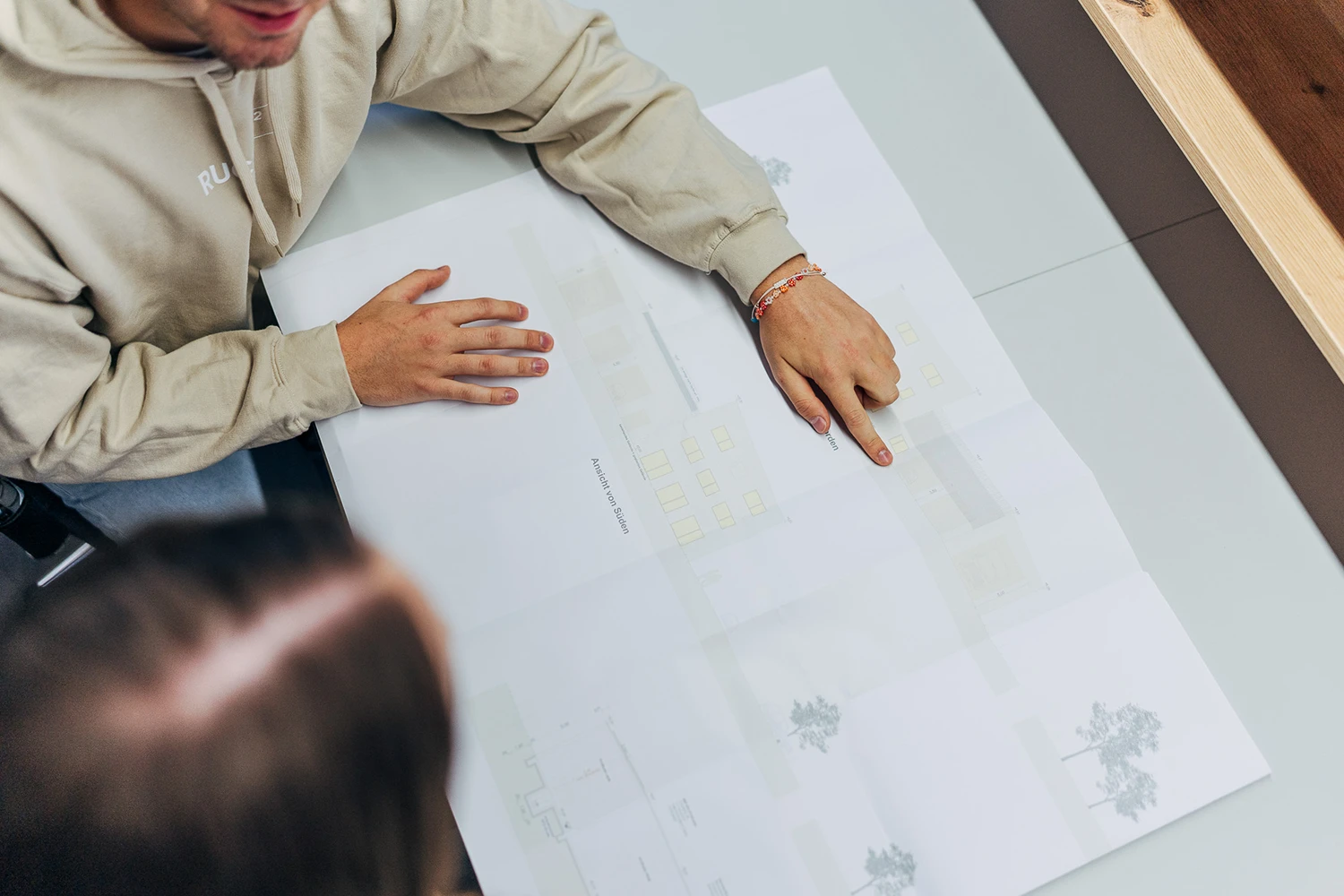 Baubegleitung bei der Kontrolle von Bauplänen