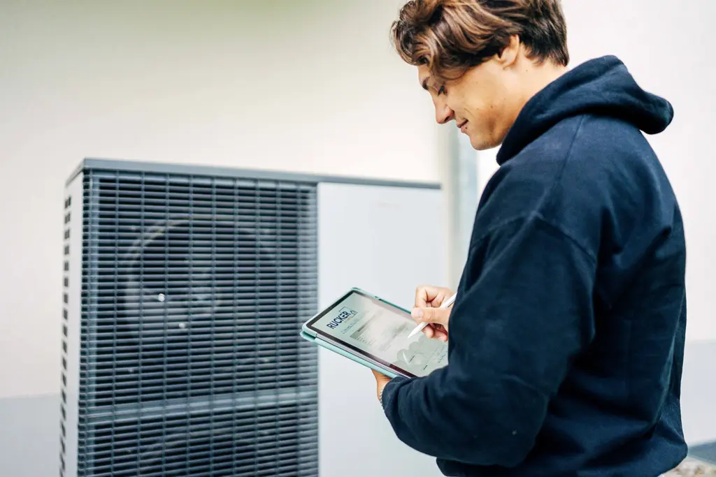 Energieberatung durch Ingenieurbüro Rucker, Prüfung einer Wärmepumpe mit Tablet