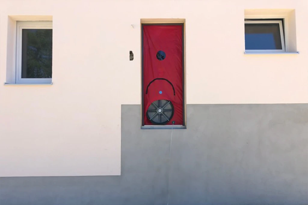 Blower Door Test bei einer Tür eines Mehrfamilienhauses