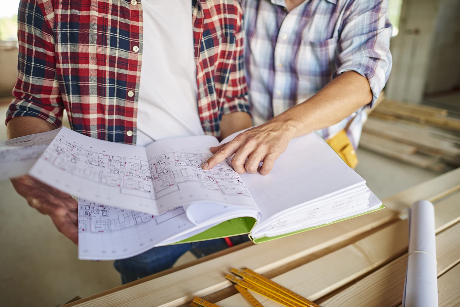 Förderunterlagen und Formulare für BAFA- und KfW-Förderantrag auf dem Schreibtisch bei Rucker IB