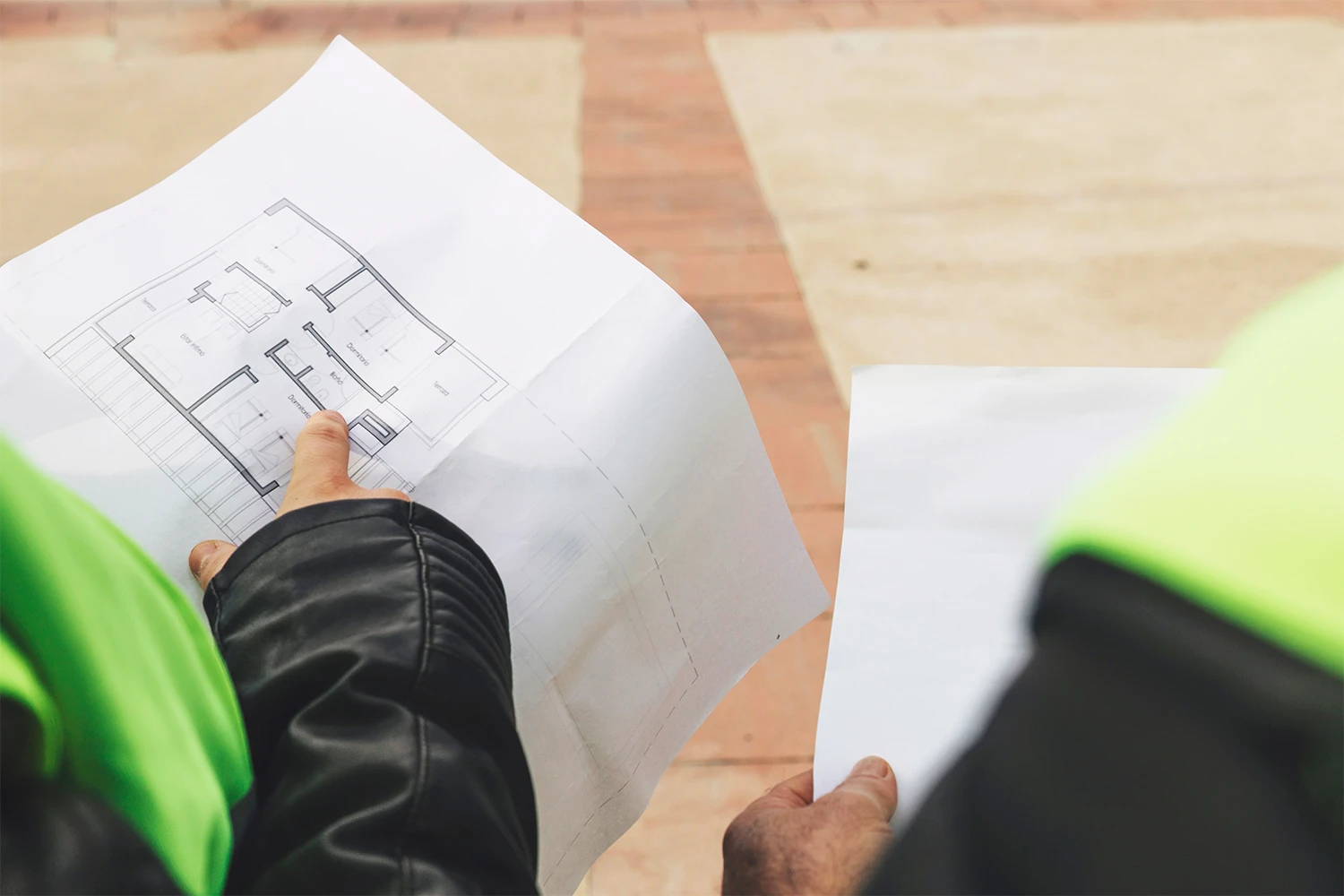 Energieberater begutachtet Gebäude für die Erstellung eines individuellen Sanierungsfahrplans (iSFP)