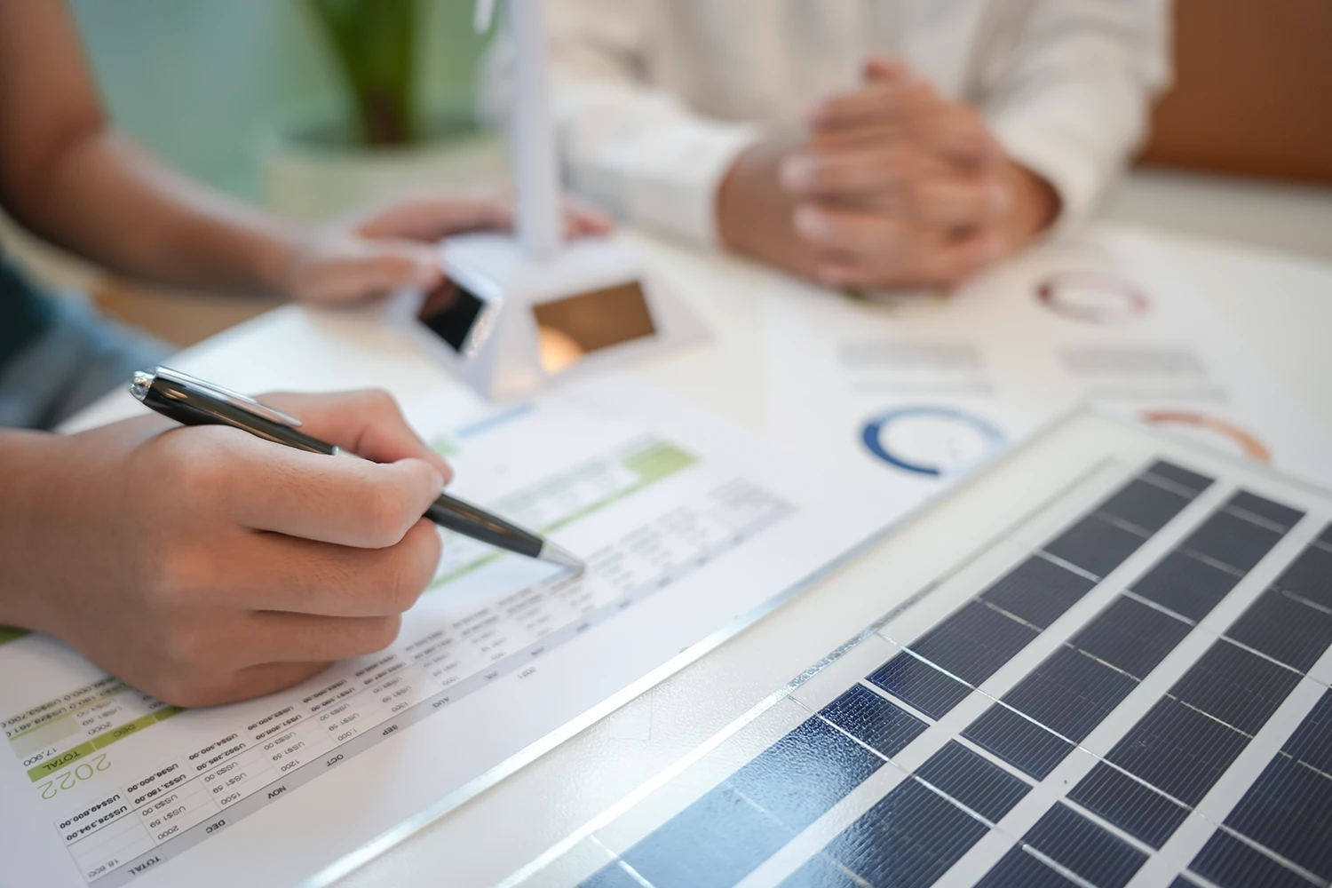 Altbau-Förderung beantragen – Energieberater und Eigentümer besprechen Unterlagen für BAFA- und KfW-Antrag am Tisch
