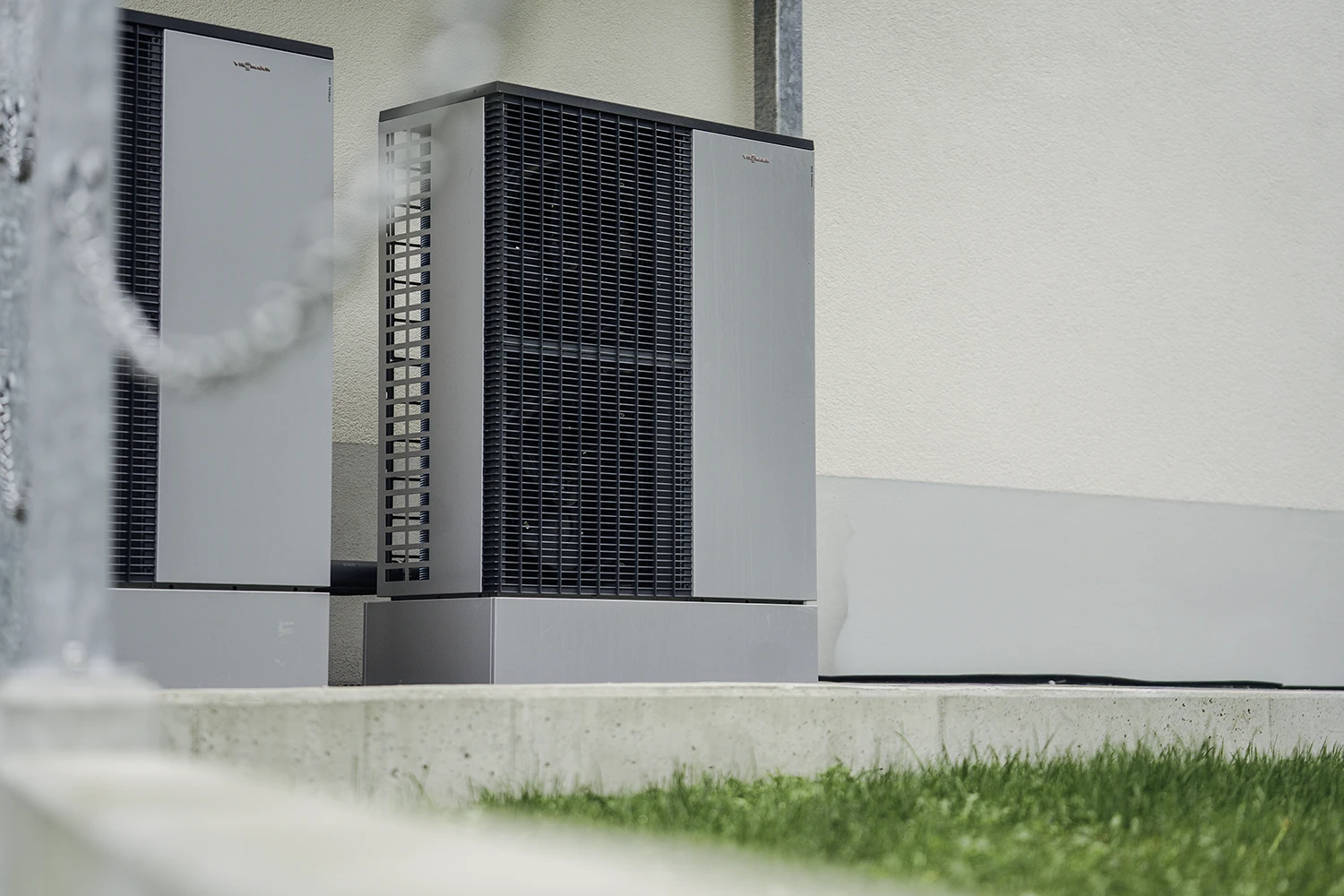 Moderne Wärmepumpe als geförderter Heizungstausch im Rahmen der energetischen Sanierung mit BAFA-Zuschuss