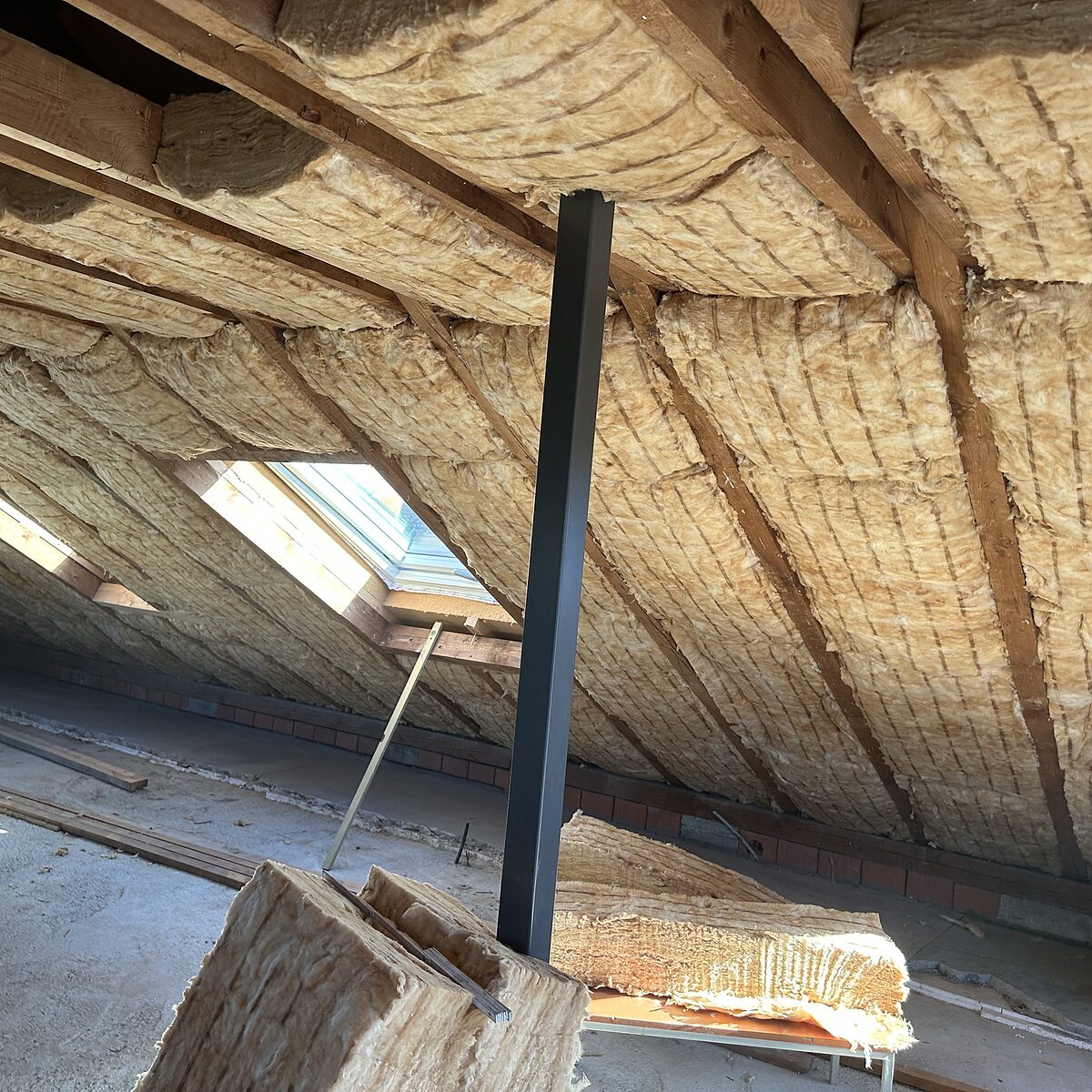 Dachdämmung mit Mineralwolle zwischen den Sparren beim Dachgeschossausbau