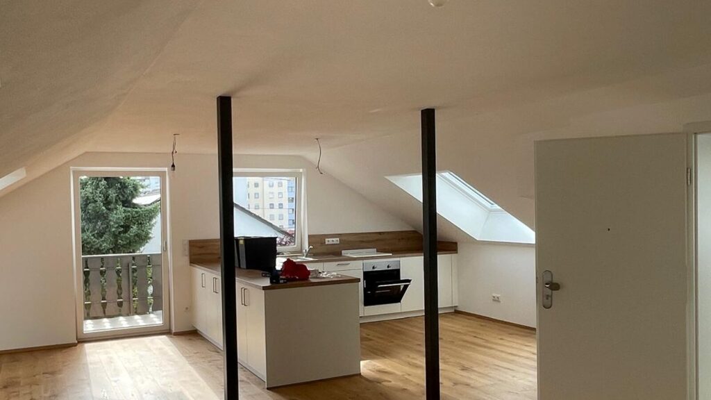 Offener Wohn-Essbereich mit Küche in der ausgebauten Dachgeschosswohnung in Rain am Lech