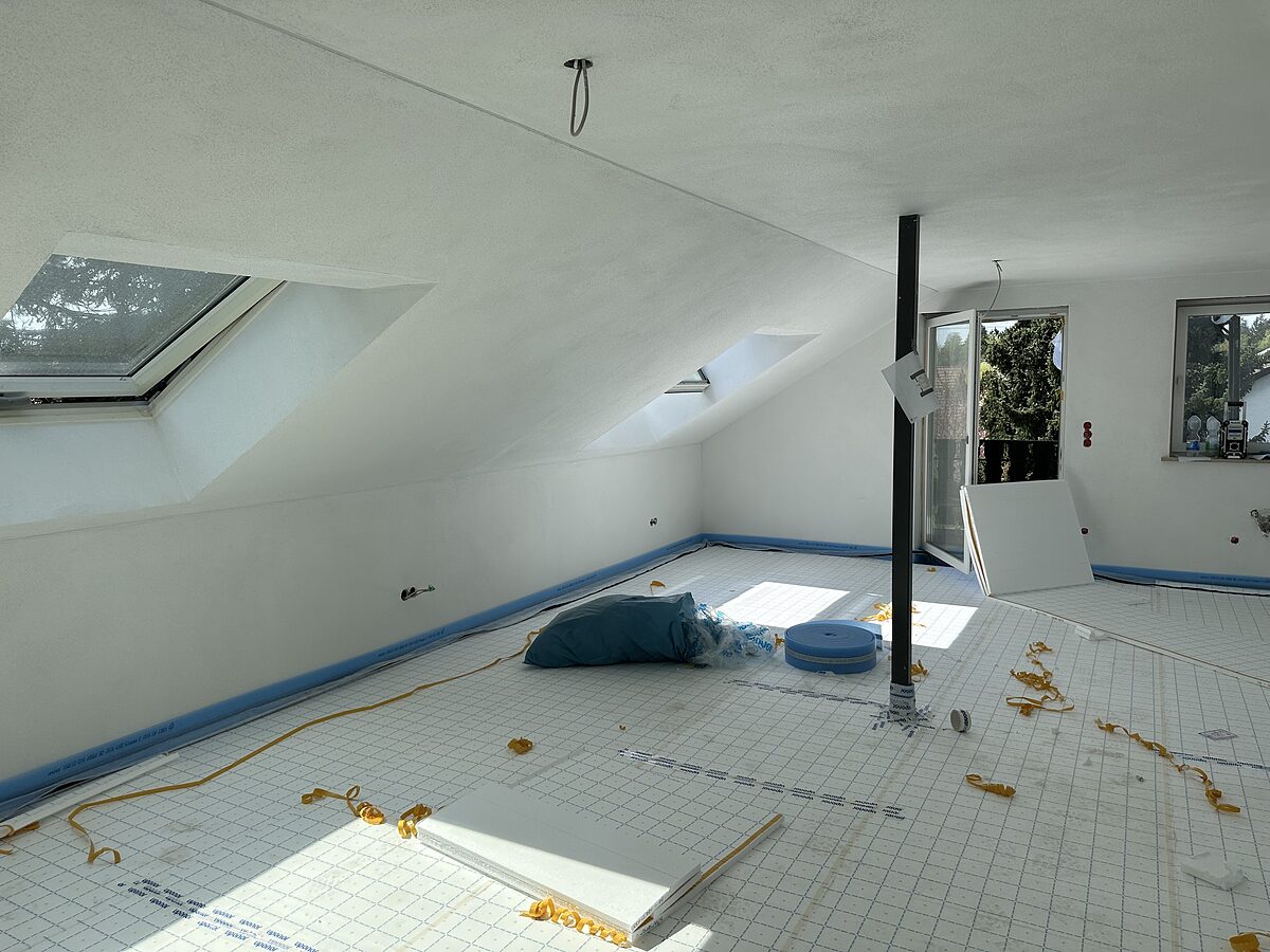 Vorbereitung der Fußbodenheizung im ausgebauten Dachgeschoss