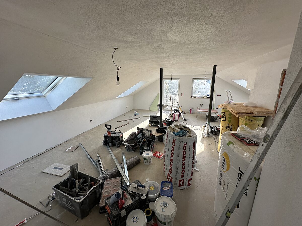 Material und Werkzeug der Handwerker beim Innenausbau des Dachgeschosses